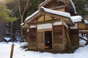 亀尾島林道の廃墟（2022年1月）。木造建物が現存していた